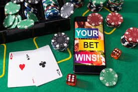baub88 Live Casino ဂိမ်းခန်းထဲတွင် ကျွမ်းကျင်သော Dealer နှင့် Baccarat ကစားနေသောမြင်ကွင်း